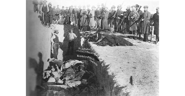 Entierro en una fosa común de hombres, mujeres y niños masacrados en Wounded Knee, Dakota del Sur, en diciembre de 1890. Imagen: Biblioteca del Congreso, Washington