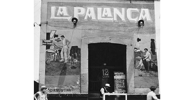 Tina Modotti, Exterior de pulquería, México, circa 1926