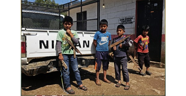 Niños de Aldama fabrican armas de madera para jugar a la guerra