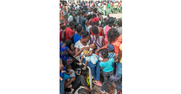 Migrantes de Haití, Camerún, Congo, Bangladesh y otros países esperan obtener papeles en el exterior de la Estación Migratoria Siglo XXI, Tapachula, Chiapas, 2019. Foto: Keith Dannenmiller