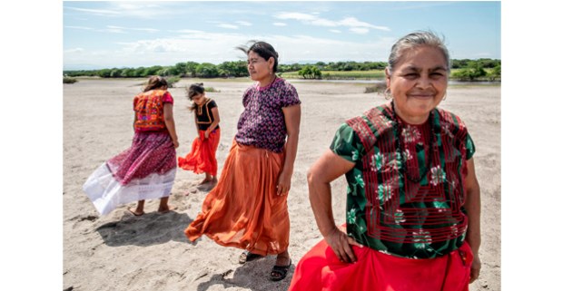 Las mujeres de San Mateo del Mar, Oaxaca. Foto: Maya Goded