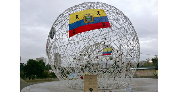 Improvisado memorial a las víctimas de la represión del paro. Quito, Ecuador. Foto: Mario Olarte