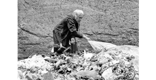 Anciana recoge alimentos del basurero en el mercado de la Merced. Foto: Mario Olarte