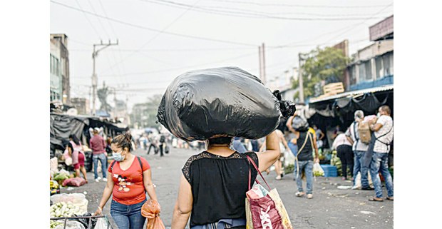 Flor Núñez, de 40 años. Vendedora ambulante en el mercado central, San Salvador. Foto: Émerson Flores