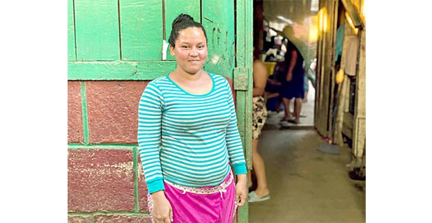 Norma Valentina Calero, de 20 años, vende en el Mercado Oriental en Managua, uno de los más grandes comercios de Nicaragua, donde el gobierno ha sido cuestionado por no tomar medidas para evitar el contagio del virus. Foto: Houston Castillo