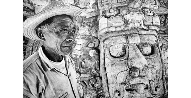 Guardia maya frente a la máscara en estuco del dios solar. Kohunlich, Quintana Roo, 1974. Foto: Macduff Everton, The Modern Maya, University of Texas Press, 2012