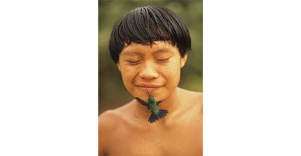 Joven yanomami con un colibrí, aldea Demini, Roraima, Brasil, 1991. Foto: Rosa Gauditano.