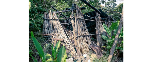 Vivienda destruida por los paramilitares de Santa Martha en una comunidad de Aldama, Chiapas, 2020. Foto: Luis Enrique Aguilar