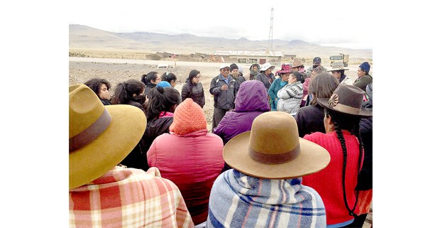 Defensoras ambientales escuchan afectados por la mina. Foto: Cortesía de Agustina Daguerre García