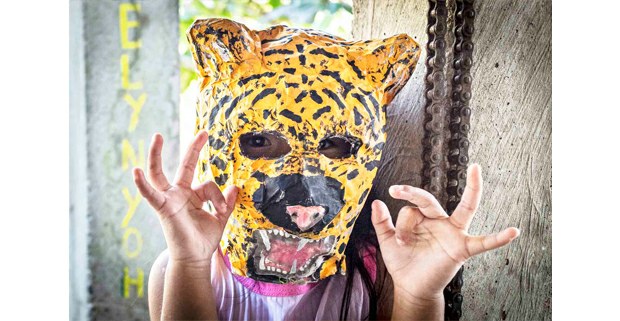 Niña zoque de Santa María Chimalapa, Oaxaca, con máscara de jaguar. Foto: Elí García-Padilla
