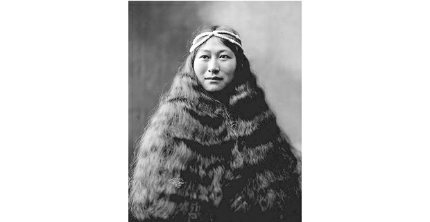 Retrato de Beverly Benett Dobbs, mujer inuit de Nioma, Alaska