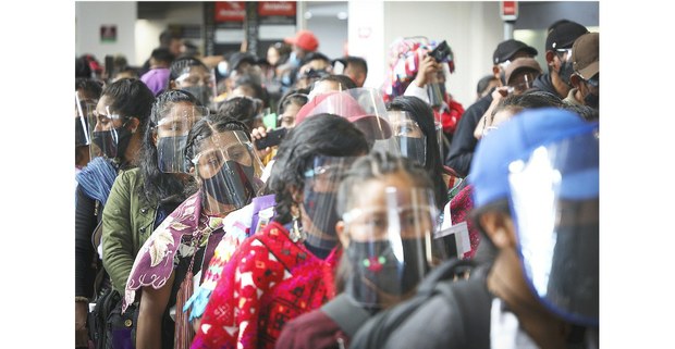 Más de 150 zapatistas en su salida a Viena, Austria, en el aeropuerto de la Ciudad de México. Foto: Francisco Lion