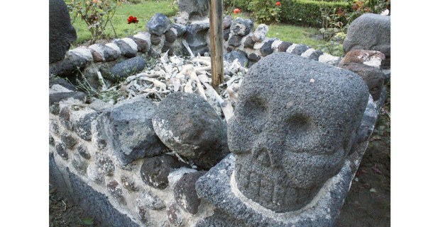 Huesos y calaveras prehispánicas en el atrio de San Andrés, Mixquic, CDMX, 2021. Foto: Justine Monter-Cid