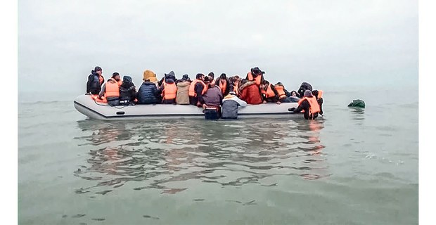 Migrantes náufragos en el Canal de la Mancha, cerca de Calais, Francia. Foto: De la página de Democracy Now!