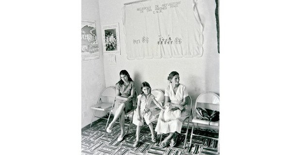 1989. San Vicente. Desplazados víctimas de la violencia extrema permanecen en un refugio instalado para las comunidades rurales. Foto: Gerardo Magallón