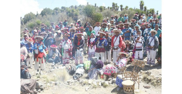 Ceremonia wixárika en el cerro Quemado, Real de Catorce, San Luis Potosí, 21 de marzo de 2022. Foto: La Jornada / Arturo Campos Cedillo