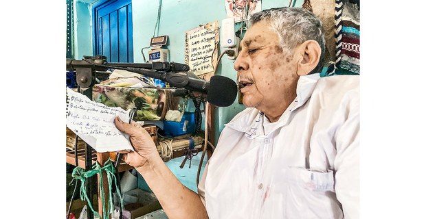 Ta Fortino leyendo las noticias. Guixi Gubiña, Oaxaca. Foto: Diana Manzo