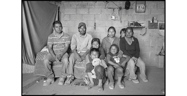 Familia de Martín Ortiz en Santa María Los Pinos, Baja California, 2015. Foto: David Bacon