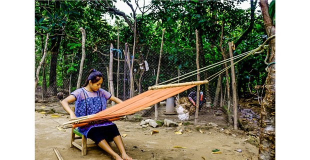 Mujer nn’anncue ñomndaa tejiendo en el traspatio de su casa, Xochistlahuaca, Guerrero, agosto de 2022. Foto: Óscar Rodríguez Vallotton