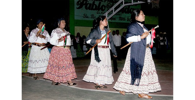 Mujeres con bastón de mando, Tlahuitoltepec, 1 de enero de 2023. Foto: Damián Dositelo Martínez