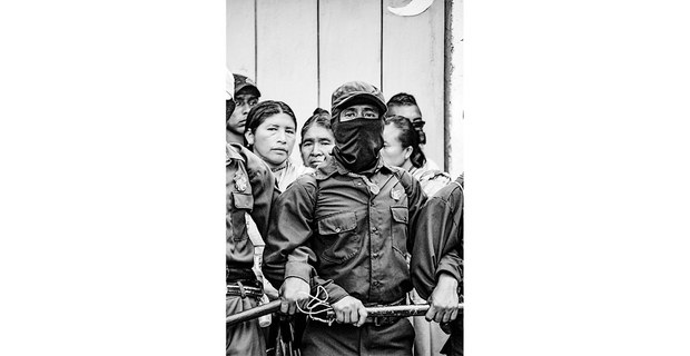 Milicianos y mujeres zapatistas, municipio autónomo zapatista Francisco Gómez, Chiapas. Foto: Mario Olarte