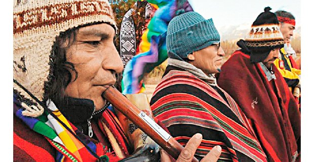 Curanderos mapuche en la inauguración de una clínica intercultural, Neuquén, Argentina, 2017. Foto: Avispa Midia