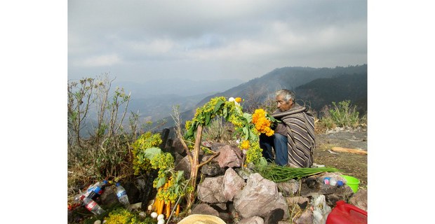 Yiva Si´i, padre y madre, invocando a la lluvia. Yuku Ndee, San Miguel Amoltepec, Cochoapa El Grande, 2014. Foto: Jaime García Leyva