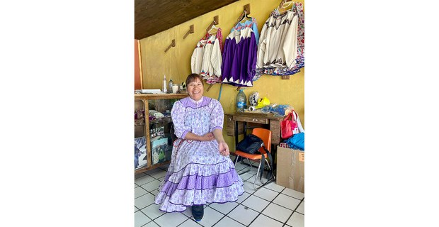 La activista y artesana rarámuri Todoslosantos Villalobos, “Tere”, en su tienda Kari Rarámuri, Creel, Sierra Tarahumara, 2023. Foto: Gloria Muñoz