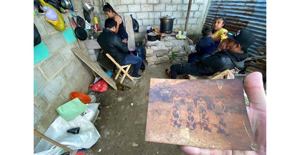 La familia de Antonio González Méndez en la actualidad, municipio de Sabanilla, Chiapas. En primer plano, una fotografía donde aparece Antonio, desaparecido en 1999. Foto: Gabriela Sanabria