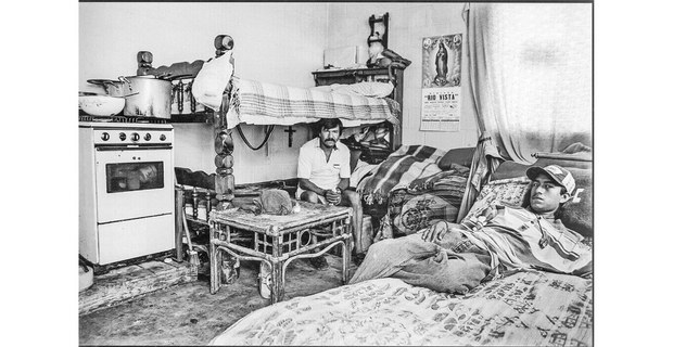 Francisco Ortiz trabaja en una fábrica de productos médicos, en una pequeña casa cuesta abajo de Otay, con sus tres hijos, su tío con su esposa y sus hijos, su madre y su abuela. Tijuana, Baja California, 1996. Foto: David Bacon