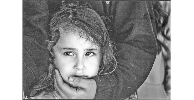Una niña piensa en su padre, encarcelado en el centro de detención de Richmond, California, 2018. Foto: David Bacon