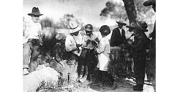 Pancho Villa con sus hijos en 1921, Hacienda de Canutillo, Durango