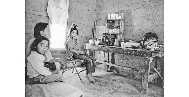 Mari, su mamá y su hermana en su casa. Valle de Mexicali, Baja California, 1996. Foto: David Bacon