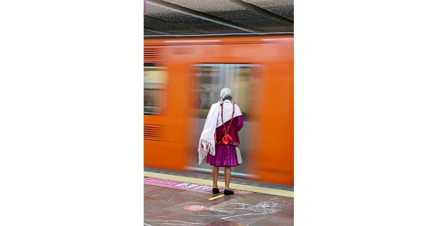 Male Jñatrjo, mujer mazahua, en el Metro Balderas, CDMX, 2023. Foto: Susana Bautista Cruz
