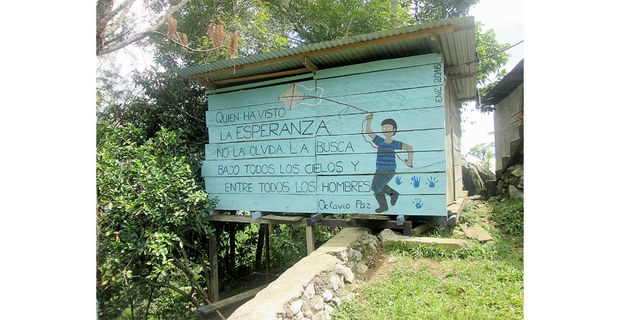 Palabras de Octavio Paz en un mural sobre madera, Acteal, Chiapas. Foto: Ojarasca