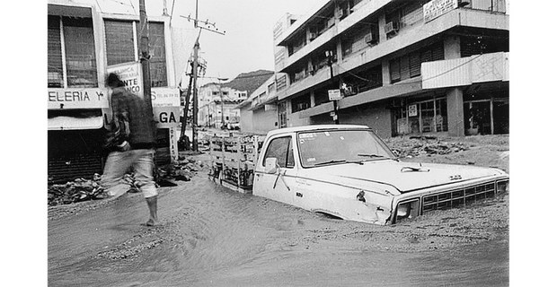 Destrucción tras el huracán Paulina, Acapulco, Guerrero, 1997 (Un día cualquiera, Ojo de Venado). Foto: Alfredo Estrella