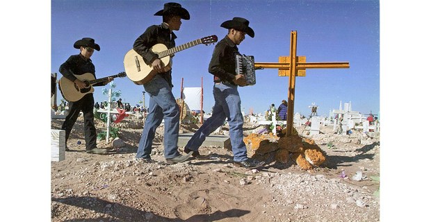 Músicos en el cementerio de San Fernando, Ciudad Juárez, Chihuahua, 2012 (Hecho en Ciudad Juárez, Ojo de Venado). Foto: Germán Canseco