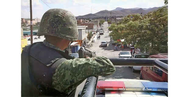 Patrullaje militar, Ciudad Juárez, Chihuahua, 2010 (Hecho en Ciudad Juárez, Ojo de Venado). Foto: Germán Canseco