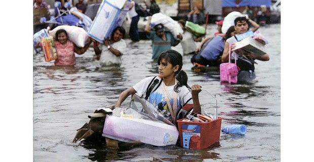 Saqueos e inundación tras la tormenta, Villahermosa, Tabasco, 2007 (Un día cualquiera, Ojo de Venado). Foto: Alfredo Estrella
