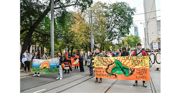 Manifestación de representantes del pueblo wet’suwet’en junto con representantes del Consejo Regional de de Pueblos Originarios en Defensa del Territorio de Puebla-Hidalgo en contra de TC-Energy en Downtown Toronto. 14 de octubre de 2023. Foto: Clarissa T. Cortés