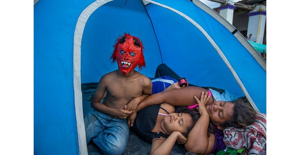 Octubre 2018, Istmo de Tehuantepec. Familia de migrantes centroamericanos en Tanapatepec. Caravana Migrante. Foto: Víctor Mendiola
