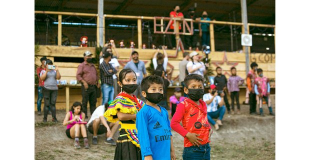 Niños zapatistas observan la conmemoración de los 30 años del levantamiento zapatista. Dolores Hidalgo, Chiapas, 31 de diciembre, 2023. Foto: Gabriela Sanabria (Tragameluz) 7