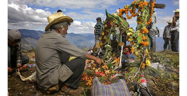 Invocando a los espíritus en el cambio de año. Cerro de la Garza, Cochoapa El Grande, Guerrero, 2022. Foto: Jaime García Leyva