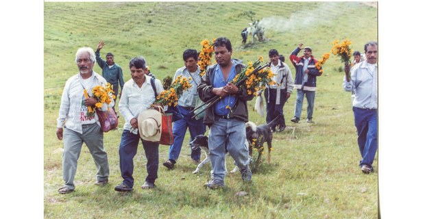 Caminando con los espíritus de los muertos. Tepecocatlán, Guerrero, 2002. Foto: Jaime García Leyva