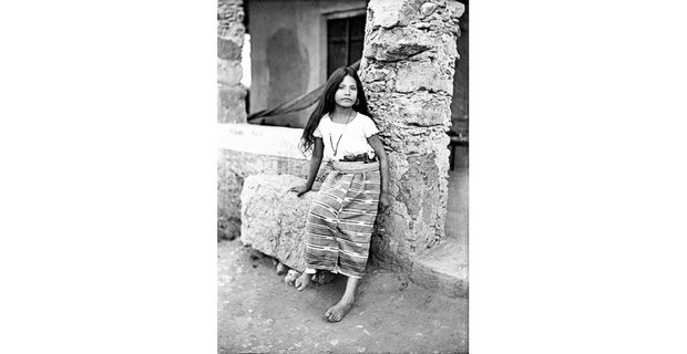 Niña con falda tejida, ca. 1904. Foto: W. Scott, Sinafo-INAH