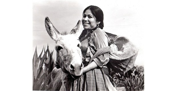 María Elena Velasco, “La India María” y su burro Filemón. Promocional de los años setentas.