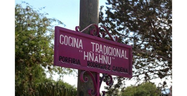 Letrero de la cocina tradicional de doña Porfiria Rodríguez Cadena .