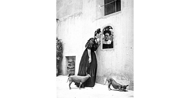 Frida Kahlo al lado de sus perros, Coyoacán, Ciudad de México, 1944. Foto: Lola Álvarez Bravo