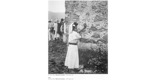 Mujer de Cuetzalan, 1955. De: Lola Álvarez Bravo y la fotografía de una época, Conaculta y Editorial RM, México, 2012