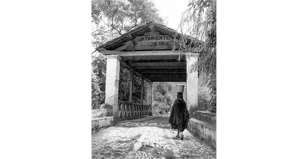 Mujer en el puente de Tlaxcala, San Cristóbal, 1965. Foto: Marcey Jacobson